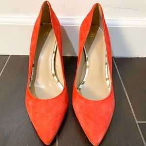ORANGE JOHNSTON&MURPHY SUEDE HEELS